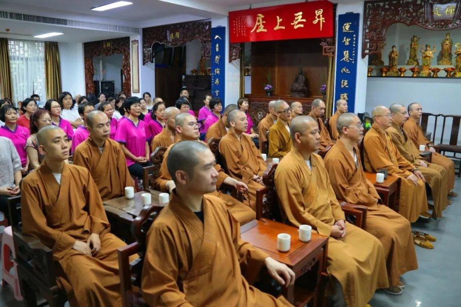 从小被遗弃，追光40年，她的人生被仁医妙手点亮！